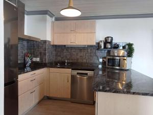 Appartement rénové chaleureux et moderne, 120m², 10-12 pers, accès direct aux pistes, stationnement inclus - FR-1-545-20