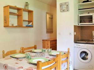 Studio cabine 5 couchages, proche commodités, téléski, balcon sud, ski casier - FR-1-330-531