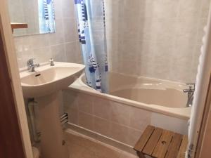 Studio charmant au pied des pistes, balcon sud, parking gratuit, animaux acceptés ! - FR-1-330-513