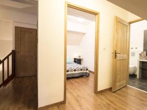 Appartements Duplex 10 pers, 98m², coeur du village, balcon, proche telecabine et thermes, parking prive, jacuzzi - FR-1-296-340 : photos des chambres