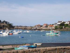 Appartement 3 étoiles à Perros-Guirec, plage de Trestraou, 2-4 pers, parking inclus, proche Thalasso - FR-1-542-44