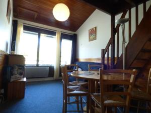 Appartements Appartement 6 pers, acces direct pistes, balcon, ascenseur - FR-1-602-83 : photos des chambres