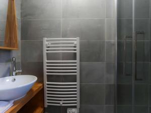 Chalet Triplex 75m² Val Thorens - 2 Chambres, 1 Cabine, Cheminée, WiFi, Proche Pistes et Commerces - FR-1-637-11