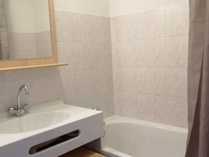 Location 2 pièces 4 pers, ascenseur, vue montagne, parking, St Jean dAulps - FR-1-573-40