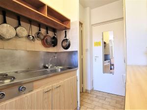 Appartements Studio cosy avec Wifi, parking gratuit, proche des pistes et commerces - FR-1-525-212 : photos des chambres