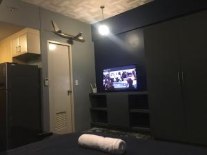 Cozy Condo Near NAIA with WIFI, Pool and Balcony