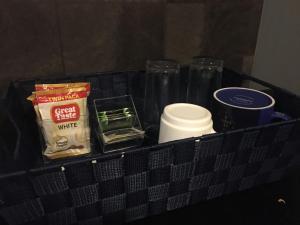 Cozy Condo Near NAIA with WIFI, Pool and Balcony