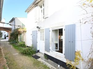 Maisons de vacances Maison Les Portes-en-Re, 3 pieces, 4 personnes - FR-1-434-88 : Maison de Vacances (4 Adultes)