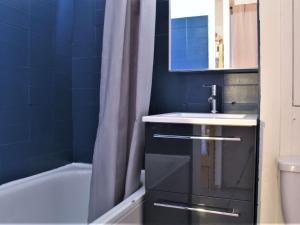 Studio cabine au pied des pistes, 4 couchages, plein centre, balcon exposé Ouest, parking proche - FR-1-330-554