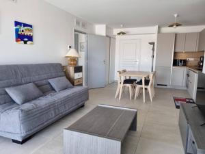 Appartement neuf climatisé, loggia spacieuse, à 200m de la mer avec parking privé - FR-1-388-206