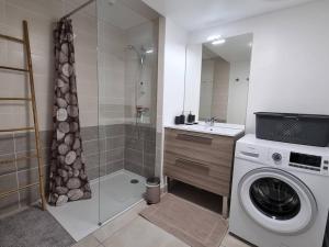 Appartement neuf climatisé, loggia spacieuse, à 200m de la mer avec parking privé - FR-1-388-206