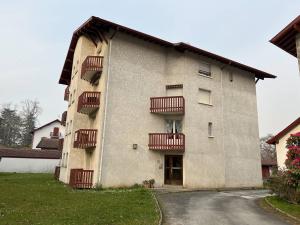 Cambo-les-Bains : T1 Bis lumineux avec balcon, parking, animaux admis - FR-1-495-31