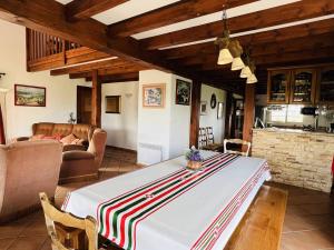 Maisons de vacances Belle villa basque panoramique, 6 couchages, a 7 km de Cambo et des Thermes - FR-1-495-29 : photos des chambres