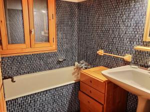 Chalets Chalet 10 pers au calme a 1 km de la station, 5 pieces avec WiFi et parking - FR-1-411-683 : photos des chambres