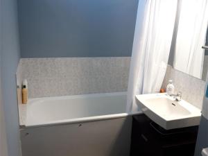 Studio cosy avec accès direct aux pistes à Arette - 4 personnes, casier à skis, parking gratuit - FR-1-602-62