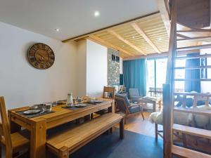 Appt 10 pers rénové, calme, balcon sud, cheminée, Wi-Fi, proche pistes - FR-1-545-14