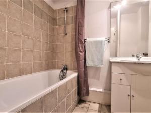 Appartements Studio cabine 2 pers, sud, balcon, a 100m telesiege, ski locker - FR-1-525-196 : photos des chambres