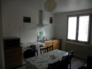 Appartements Coquelicot, Entre Volcans d Auvergne et Sancy, Orcival. : photos des chambres