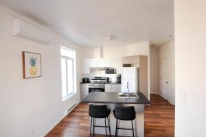 The 1810 - Spacious with balcony - North of Quebec