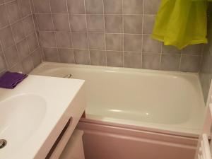 2 pièces + cabine avec balcon et kitchenette équipée - FR-1-573-56