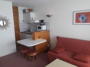 Studio 4 pers avec balcon sur les pistes, parking gratuit, casier à skis et kitchenette aménagée - FR-1-602-32