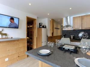 appartement 4 personnes, très cosy et fonctionnel, 2 chambres séparées, vue montagne, exposé nord, départ ski aux pieds - FR-1-545-13