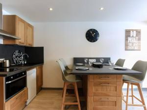 appartement 4 personnes, très cosy et fonctionnel, 2 chambres séparées, vue montagne, exposé nord, départ ski aux pieds - FR-1-545-13