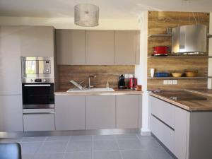 Appartement lumineux et spacieux avec terrasse et parking, à 15 min à pied du centre, parfait pour 6 pers ! - FR-1-548-6