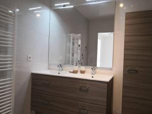 Appartement lumineux et spacieux avec terrasse et parking, à 15 min à pied du centre, parfait pour 6 pers ! - FR-1-548-6