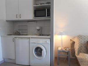 Studio Rénové en Bord de Mer avec Terrasse, Parking et Wifi à Villeneuve-Loubet - FR-1-252A-29