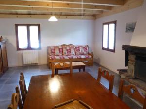 Chalet familial calme pour 78 pers, 3 chambres, proche des pistes, bien équipé et animé, 2 étoiles - FR-1-342-212