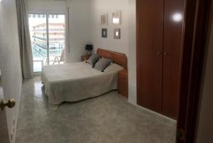 Appartement tout confort terrasse 21 m2 pleins sud wifi proche port aventura centre et plage 2 chambres 2 SDB piscine