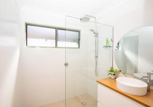 Straddie Breeze + beachside + pool + wifi