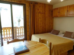 Appartement cosy 4 pers, skis aux pieds, balcon, parking, 2 étoiles - Location dim. à dim. en hiver - FR-1-342-191