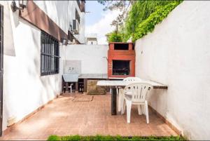 Dúplex completo con jardín y parking - Centro Villa Gesell - 5 huéspedes