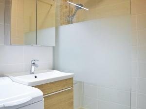 Appartements Le Lavandou : T2 avec 4 couchages, terrasse, parking en option, animaux admis - FR-1-251-212 : photos des chambres