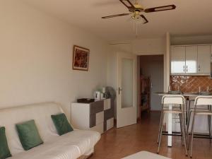 Studio-cabine lumineux avec terrasse, parking, proche plage - FR-1-100-119