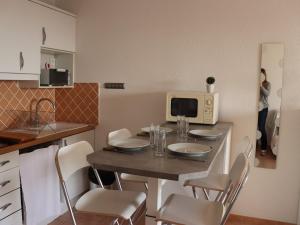 Studio-cabine lumineux avec terrasse, parking, proche plage - FR-1-100-119
