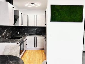 10 minutes to the center, 2 minutes to the metro