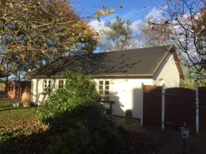 Idyllisk anneks, hvor lejer har eget hus. - Jelling