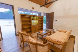 SaffronStays Polaris - 3BR pet-friendly Swedish-style mountain villa with nature trails, lawns & stargazing near Mussoorie