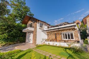 SaffronStays Polaris - 3BR pet-friendly Swedish-style mountain villa with nature trails, lawns & stargazing near Mussoorie