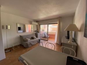Sainte-Maxime : Studio cabine avec piscine, parking, climatisation et terrasse - FR-1-226-294