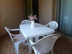 Appartements Appartement Hyeres, 2 pieces, 4 personnes - FR-1-335-79 : photos des chambres