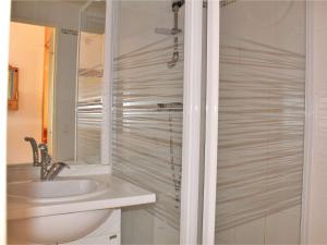 Appartement rénové 2 étoiles, pied de pistes, balcon sud, casier à ski - FR-1-330-218