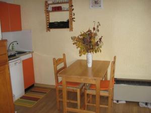 Studio 4 pers. Vars Les Claux, balcon, à 50m des pistes et proche commerces - FR-1-330B-36