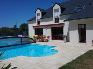 Maisons de vacances Maison avec piscine couverte pour 8 personnes a Sarzeau : photos des chambres