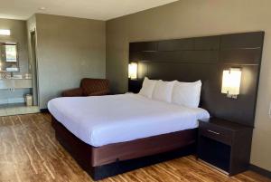 King Room - Non-Smoking room in Days Inn by Wyndham Tupelo