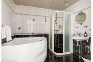 Deluxe King Room with Jetted Tub room in Sure Hotel by Best Western Ojaby-Vaxjo