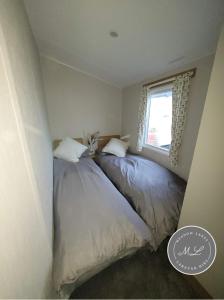 Palm Grove 181- Golden Palm - Pet friendly, WiFi, central heating, bed linen - Meadow Lakes Caravan & Lodge Hire